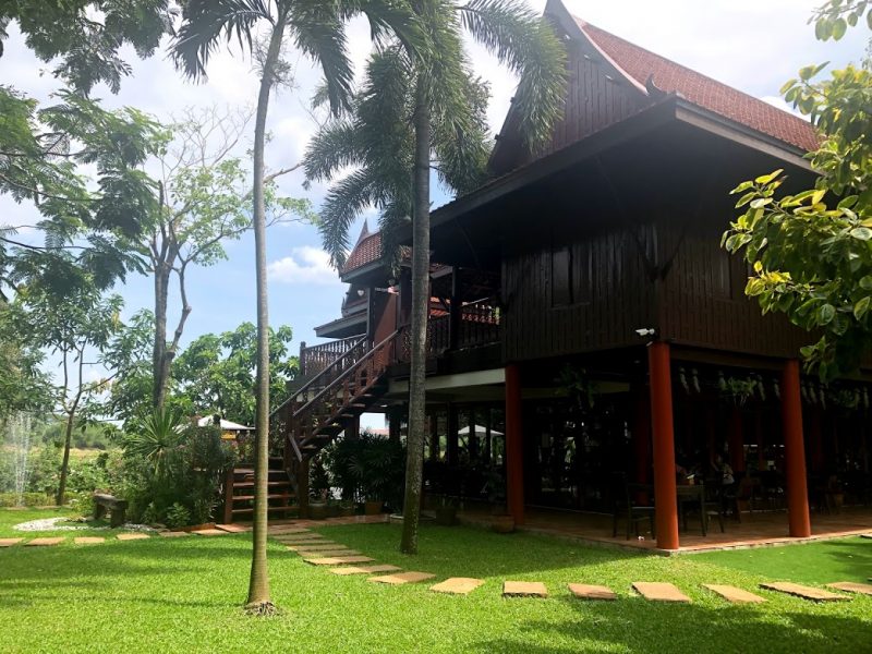 タイの伝統家屋でお茶を