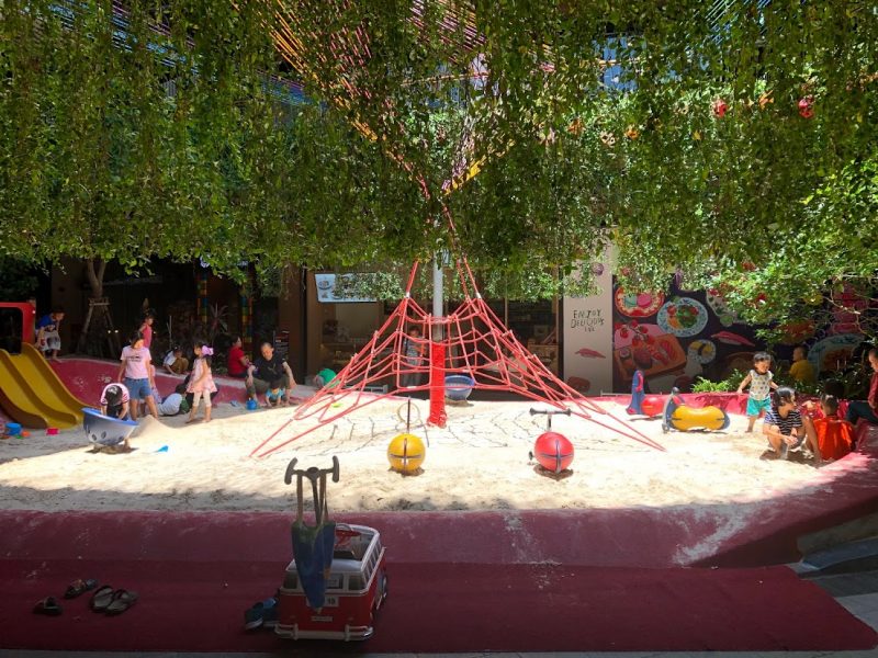 小さな子供の遊び場