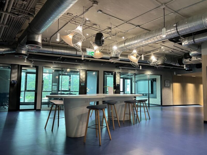 お洒落なレンタル会議スペース付きカフェ