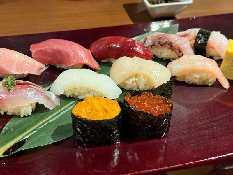 พาไปกิน “ซูชิ” จากร้านผู้เชี่ยวชาญด้านปลา พร้อมชมวิวโตเกียวยามค่ำคืน