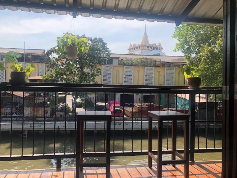 黄金の丘を見ながらSané Phuthong