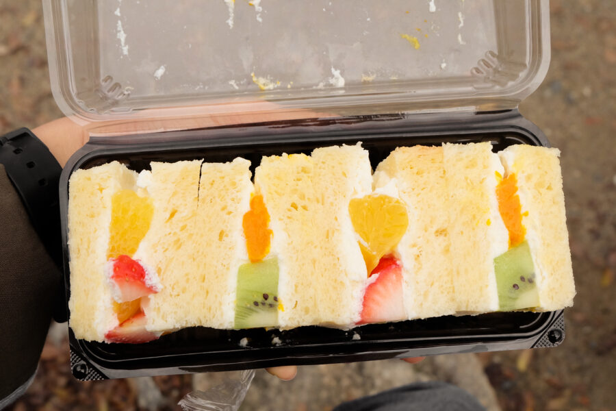 แซนด์วิชผลไม้ ขนมหวานที่มีรสชาติสดใสร่าเริง